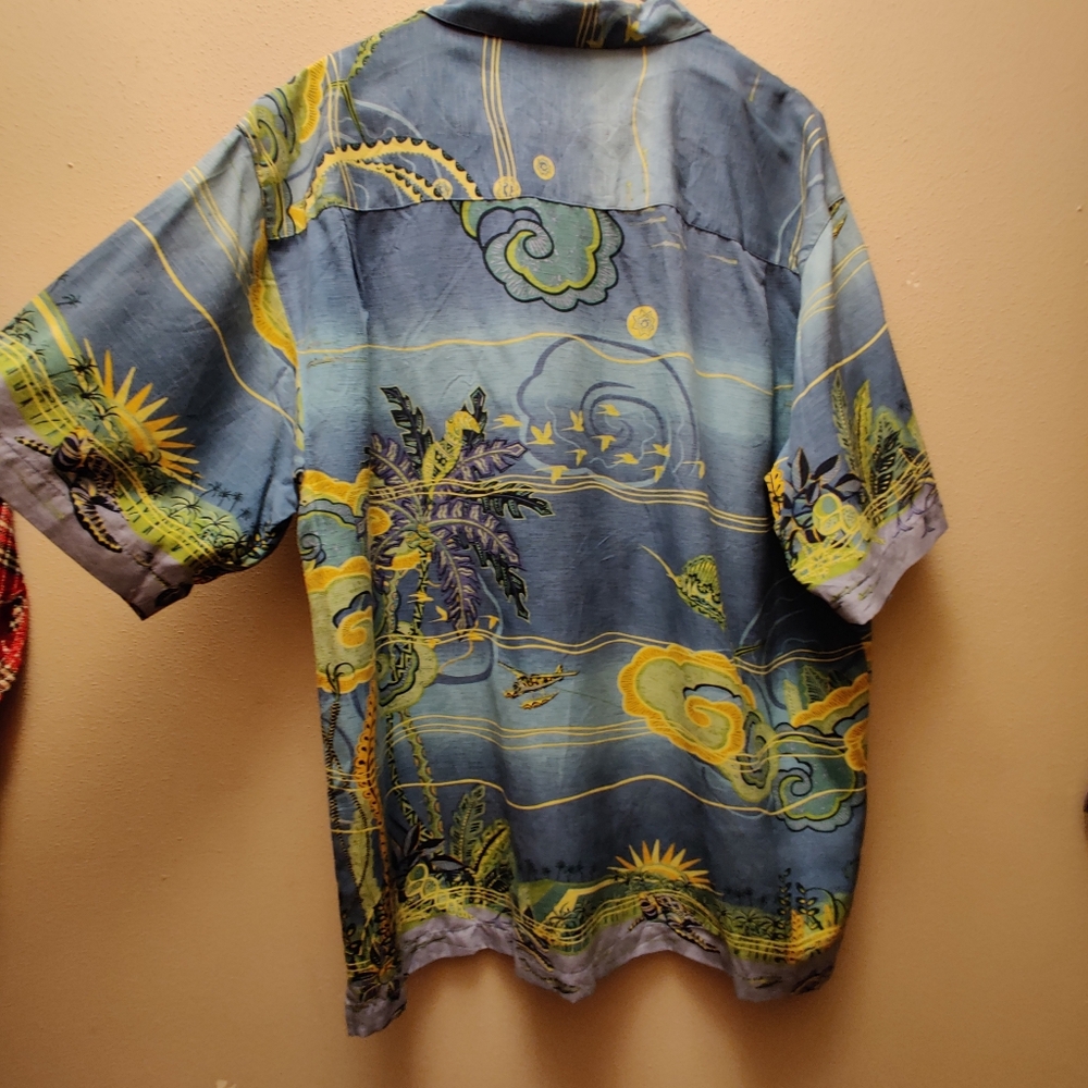 Blue and Green Graphic Short Sleeve tommy Bahama Silk Shirt Size Large - Picture 8 of 11